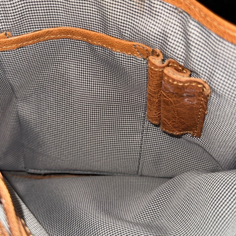 Tan Messenger Bag with Sleek Design and Versatility - Picture 10 of 16